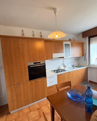 Cucina con lavastoviglie frigo