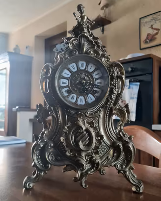 Elegante orologio da tavola vintage