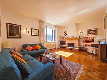 Villa di 276 m² con più di 5 locali e posto auto a