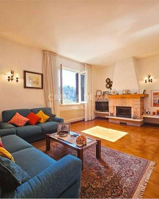 Villa di 276 m² con più di 5 locali e posto auto a