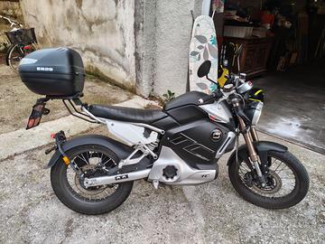 Super Soco TC-Max con bauletto