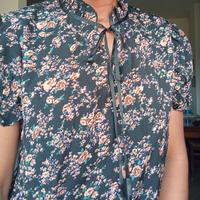 Camicetta floreale Shein collo volante e nastro.