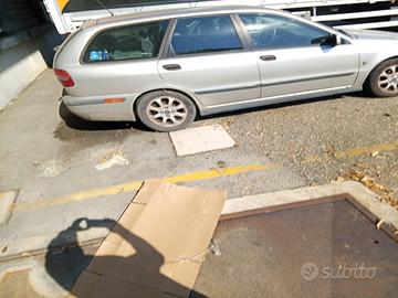 Volvo V40 2001 377000 km 1800€