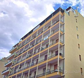 VIA ALGHERO, ELEGANTE E RIFINITO TRIVANO ARREDATO