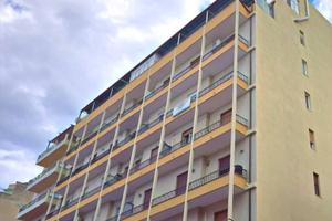 VIA ALGHERO, ELEGANTE E RIFINITO TRIVANO ARREDATO