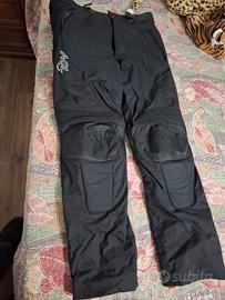 Pantalone con rinforzi anticaduta