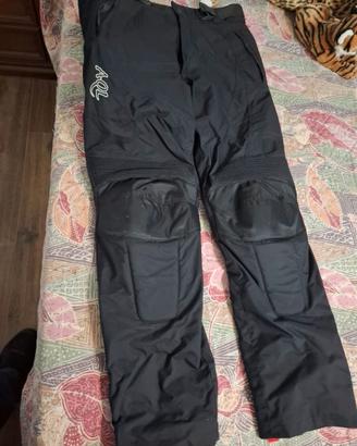 Pantalone con rinforzi anticaduta