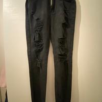 Pantaloni neri aderenti con strappi