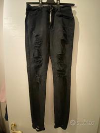 Pantaloni neri aderenti con strappi