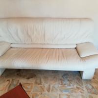 Divano e una poltrona di design in vera pelle