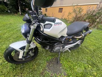Monster 696