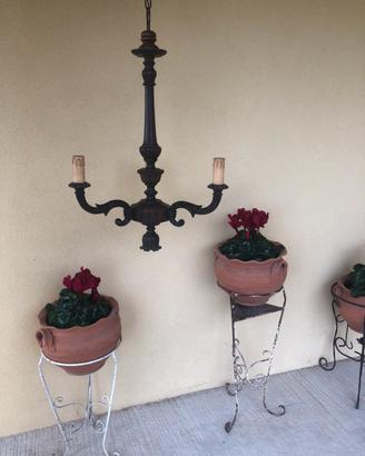 Lampadario antico in legno intagliato