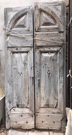 Antico portone in legno con due ante