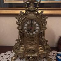 Candelabro ed orologio in ottone