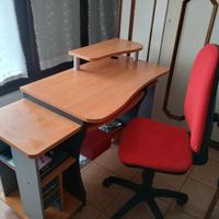Tavolo per computer con sedia anatomica