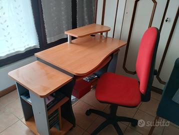 Tavolo per computer con sedia anatomica