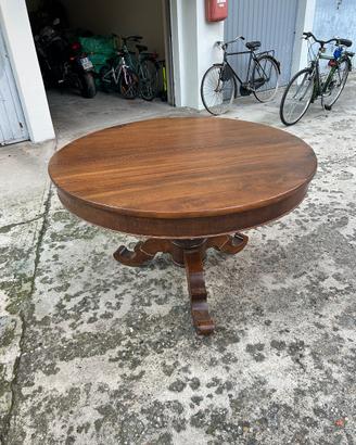 Tavolo in legno di noce