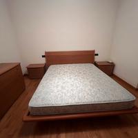 Letto con due comodini e comó