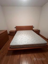 Letto con due comodini e comó