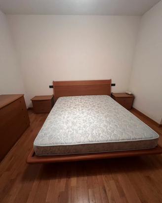 Letto con due comodini e comó
