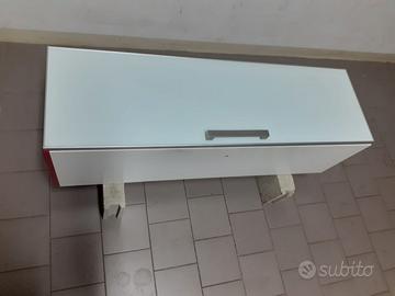 Parete soggiorno con vetrina bianca