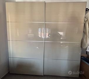Mobile PAX IKEA con ante scorrevoli beige lucide