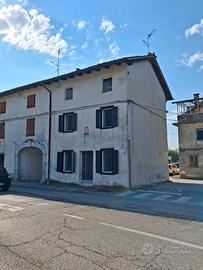 Ruda casa accostata da un lato