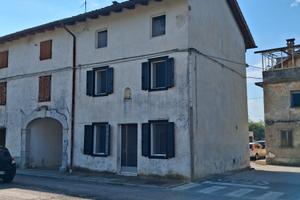 Ruda casa accostata da un lato