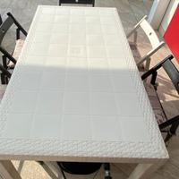 Tavolo da giardino bianco