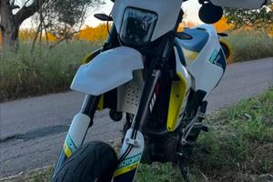 Husqvarna 701 Supermoto 2019 depotenziata A2