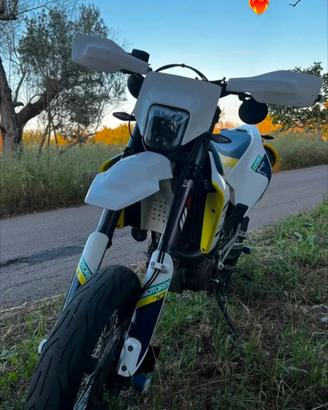 Husqvarna 701 Supermoto 2019 depotenziata A2