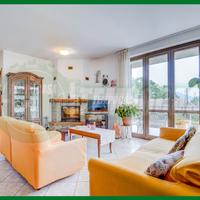 Villa bifamiliare con box doppio e giardino