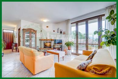 Villa bifamiliare con box doppio e giardino