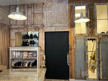 Parete divisoria in legno con porta scorrevole