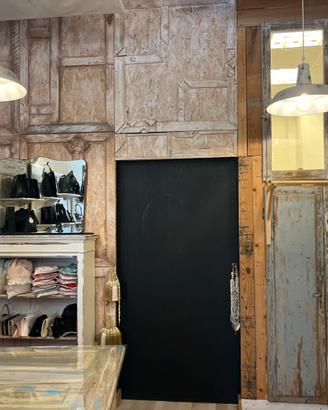 Parete divisoria in legno con porta scorrevole