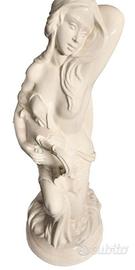 Statua in ceramica raffigurante una donna