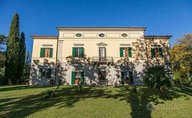 Rustico / Casale di 700 m² con più di 5 locali e b