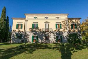 Rustico / Casale di 700 m² con più di 5 locali e b