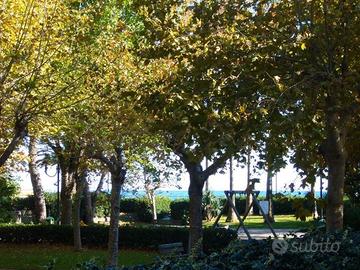 Andora, trilocale con giardino, su parco e mare