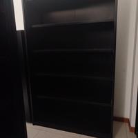 Scaffale con ripiani