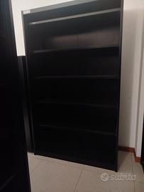 Scaffale con ripiani