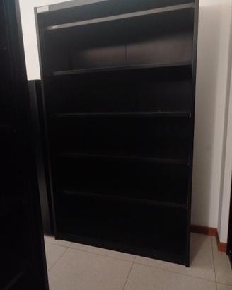 Scaffale con ripiani