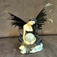 Fata della notte con sfera luminescente