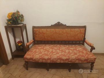 Divano d’epoca in legno massello tessuto floreale