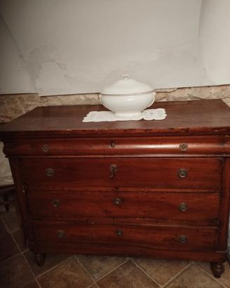 Comò antico in noce