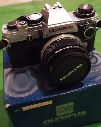 MACCHINA FOTOGRAFICA "VINTAGE" OLYMPUS OM10+Flash
