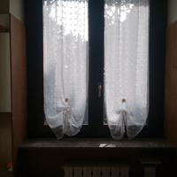 coppia di tende bianche a fiocchetti in rilievo 