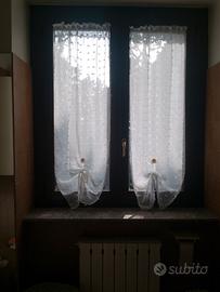 coppia di tende bianche a fiocchetti in rilievo 