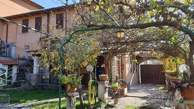 Rustico / Casale di 310 m² con più di 5 locali a S