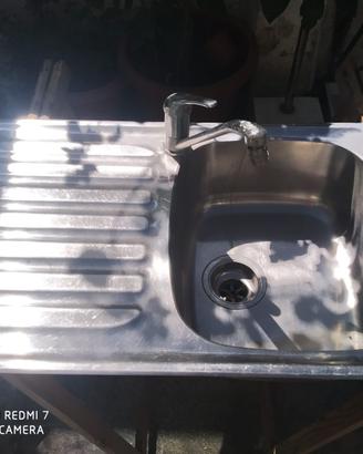 Lavello cucina in acciao con rubinetto miscelatore